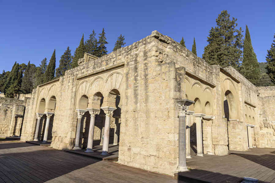 Córdoba - conjunto arqueológico Madinat al-Zahra o ciudad califal de Medina Azahara 01 - Basílica superior.jpg